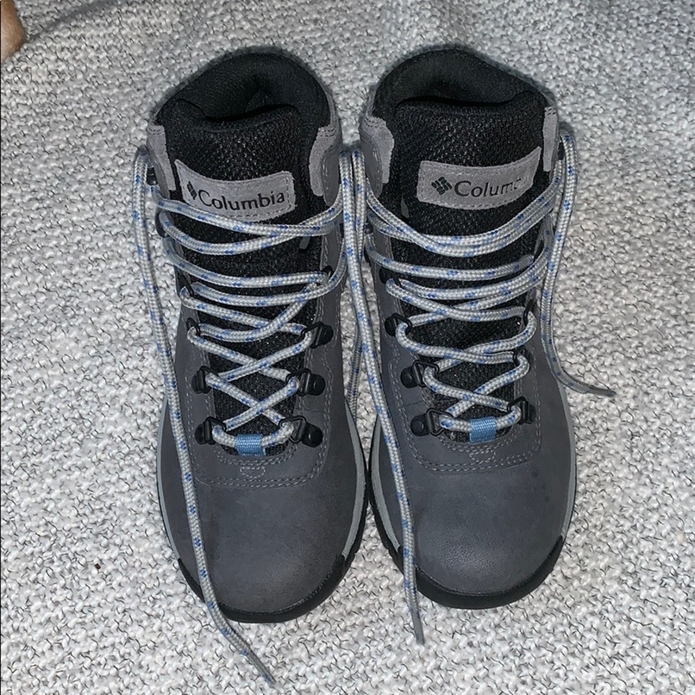 💙NEVER WORN💙 Columbia Women’s Hiking Boot!